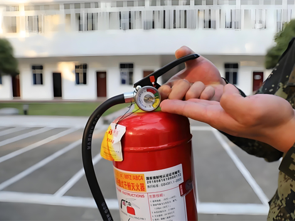 檢查滅火器 檢查滅火器